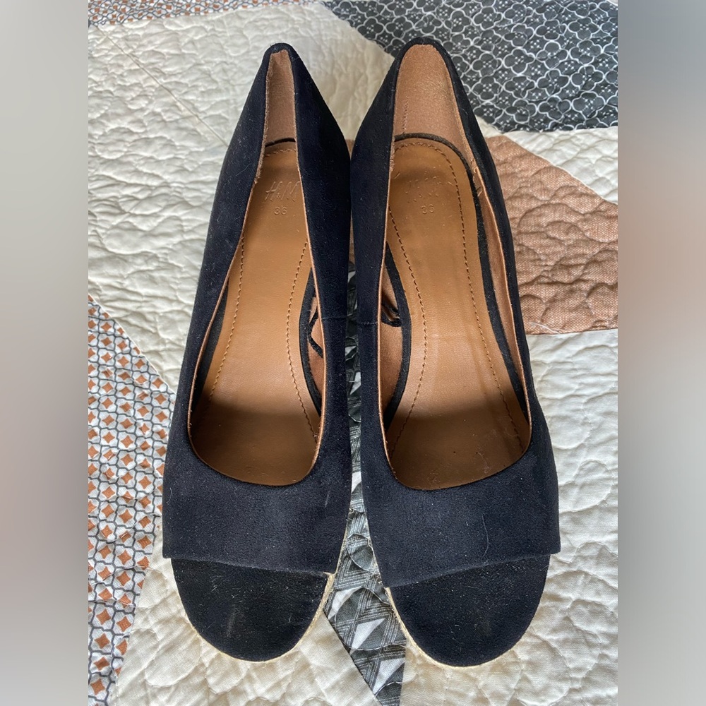 H&M Black velvet platforms Size 36